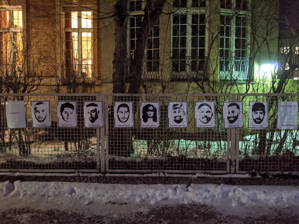 Bilder der Opfer des Anschlags in Hanau am Zaun der Ulme35